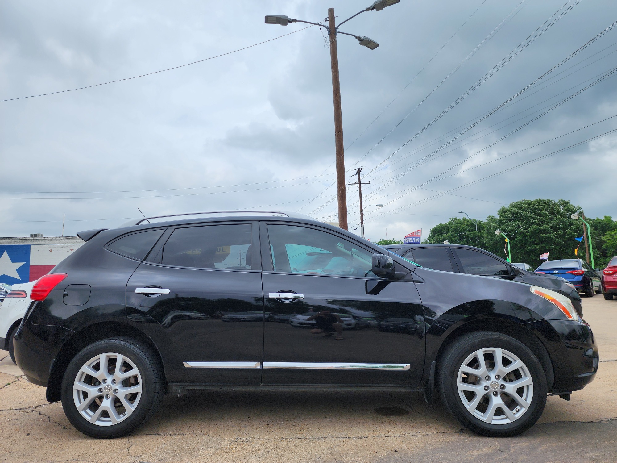 2013 BLACK Nissan Rogue SL (JN8AS5MT0DW) with an 2.5L L4 DOHC 16V engine, Continuously Variable Transmission transmission, located at 2660 S.Garland Avenue, Garland, TX, 75041, (469) 298-3118, 32.885387, -96.656776 - Welcome to DallasAutos4Less, one of the Premier BUY HERE PAY HERE Dealers in the North Dallas Area. We specialize in financing to people with NO CREDIT or BAD CREDIT. We need proof of income, proof of residence, and a ID. Come buy your new car from us today!! This is a Very clean 2013 NISSAN ROGU - Photo #2